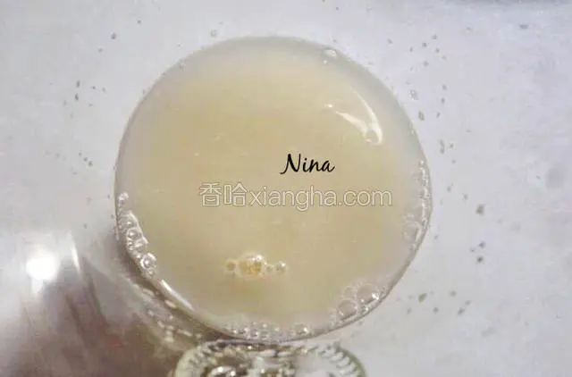 用少许温水激活酵母。
