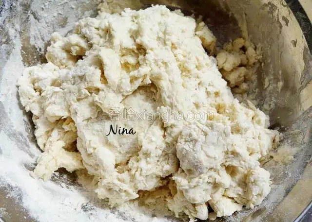 液体倒入面粉中，搅成絮状。