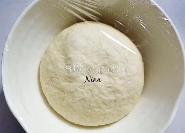 发好的面团排气，再松弛10分钟。