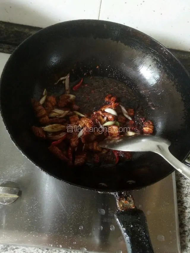 把肉和准备好的葱姜辣椒花椒一起炒，并加入酱油上色