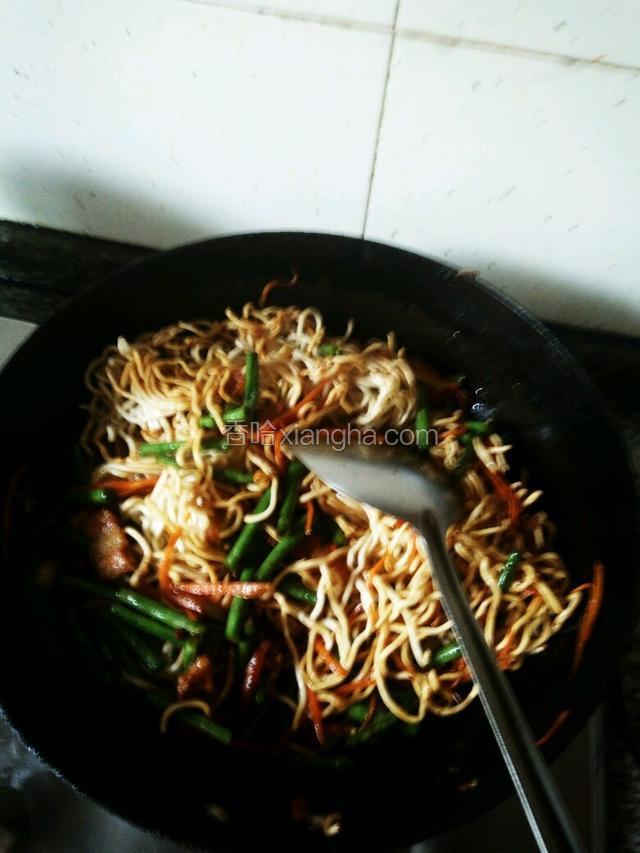 然后紧接着把蒸好的面条也加入锅里一起拌匀翻炒一下，不需要时间长，拌匀即可，把拌好的面继续放入蒸锅上蒸15分钟即可
