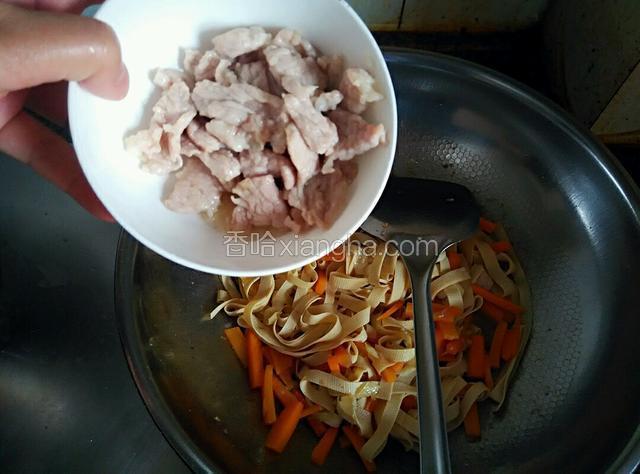最后倒入炒好的瘦肉 倒入适量生抽老抽翻炒上色入味 加食盐调味即可
