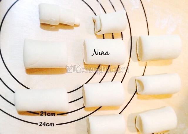 把卷好的面团平均分成10等份，室温下再发酵30分钟。