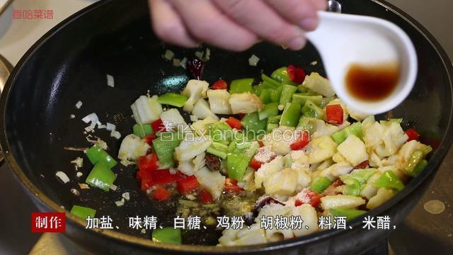 然后加入藕丁和盐、味精、白糖、鸡粉、胡椒粉、料酒、少许清水。最后用水淀粉勾芡，转大火翻炒均匀后可