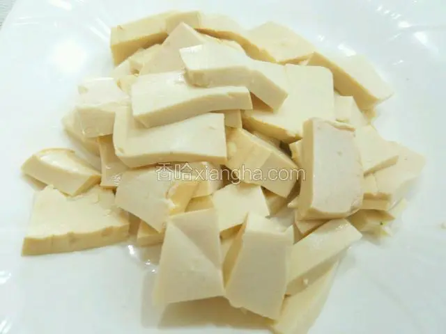 将豆腐切成小块一厘米宽两厘米长的小块