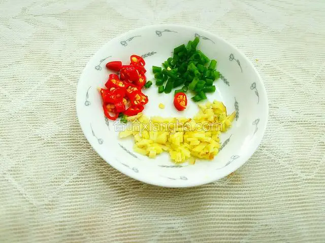 将姜切成末，将辣椒和香葱都切成小段。