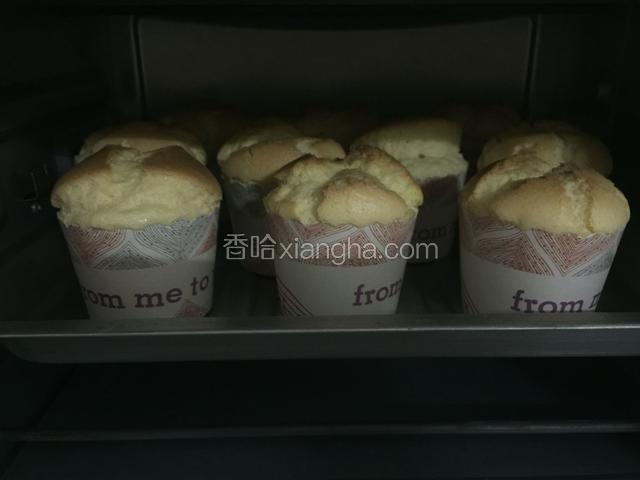 烤箱150度，中层，烘烤30分钟，出炉时用牙签插进去，拔出来时蛋糕无残留在牙签上就是熟了