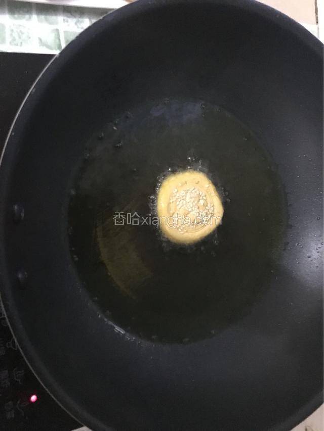 等油热以后，把饼一个个放下去炸