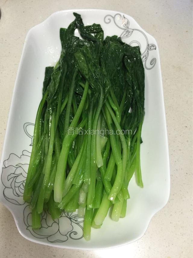 菜心煮熟，捞出放盘子里！