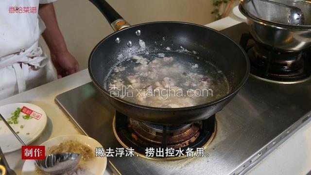 锅中放入清水，放入鸡块焯水后，撇去浮沫，捞出控水备用。