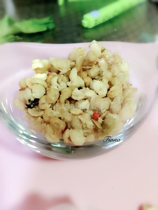 先铺上麦片 再铺上饼干屑压平