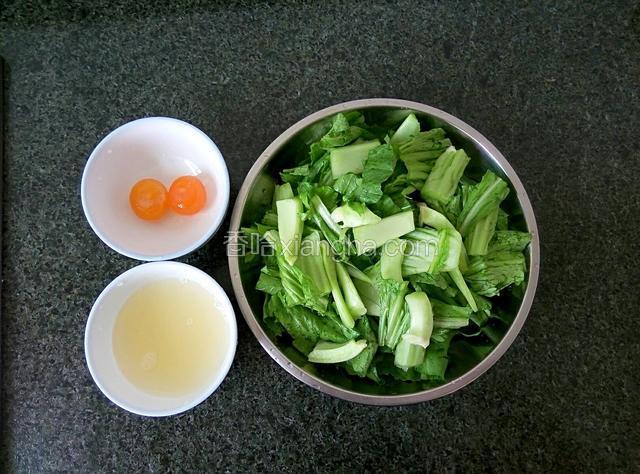 芥菜洗净切小段，咸鸭蛋敲壳蛋黄蛋清分两碗装着待用。