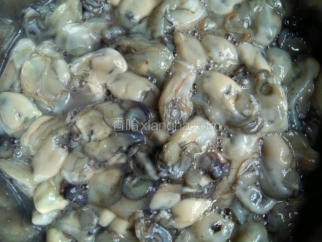 加入适量的盐、料酒、醋稍微拌一下，不要太用力，腌制片刻