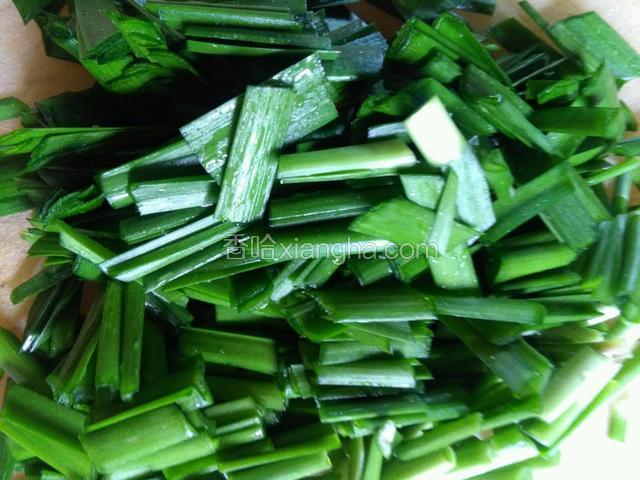 韭菜择掉老根，洗净切寸段放入容器中待用