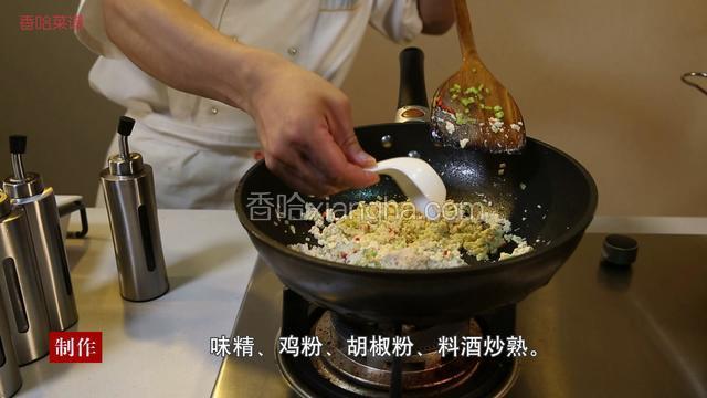 锅中倒入少许油，将葱姜蒜爆香，加入豆腐、尖椒、红椒、盐、味精、鸡粉、胡椒粉、料酒炒熟。