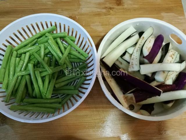 长豆角和茄子分别放到不同的水里浸泡一小会，多用水冲洗几遍，然后拿出来沥干水。