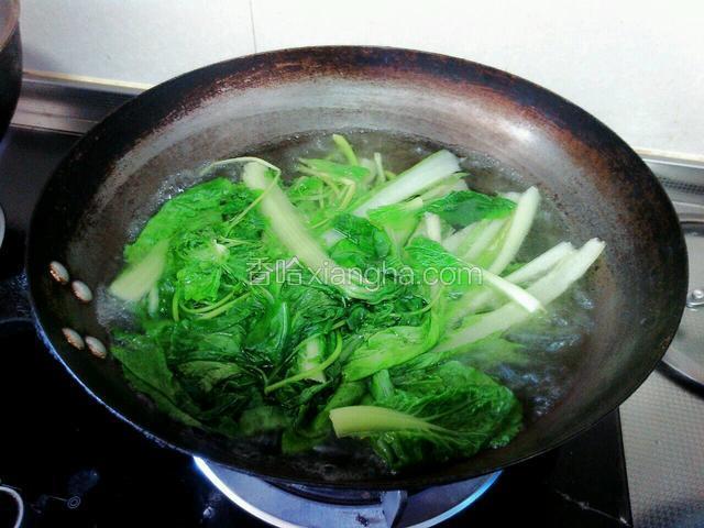 青菜水煮一下，稍微软就行，捞出备用