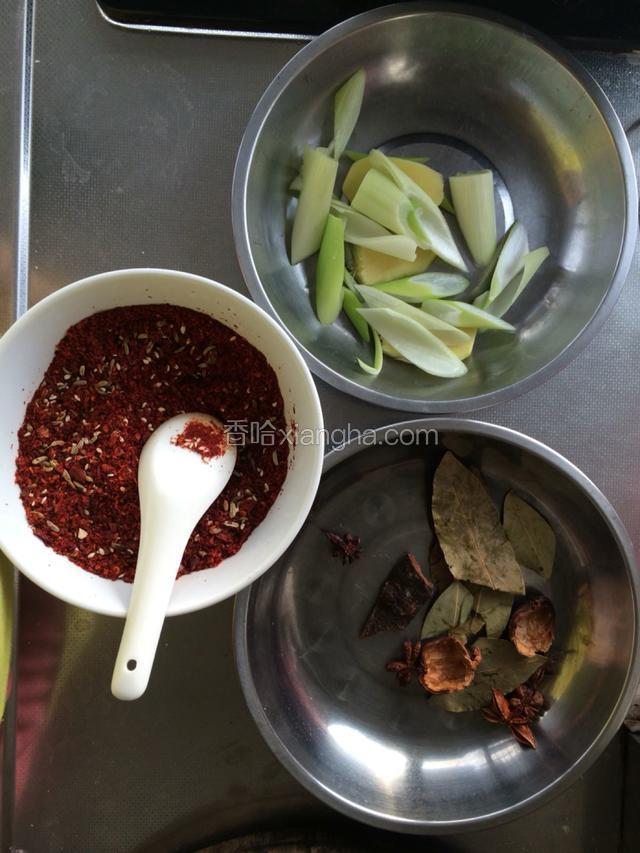 准备所有食材！辣椒面里放白芝麻和小茴香拌均。