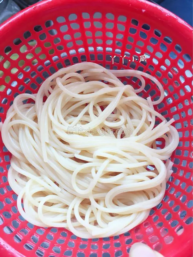 一般煮10—15分钟左右，捞出将水沥干。