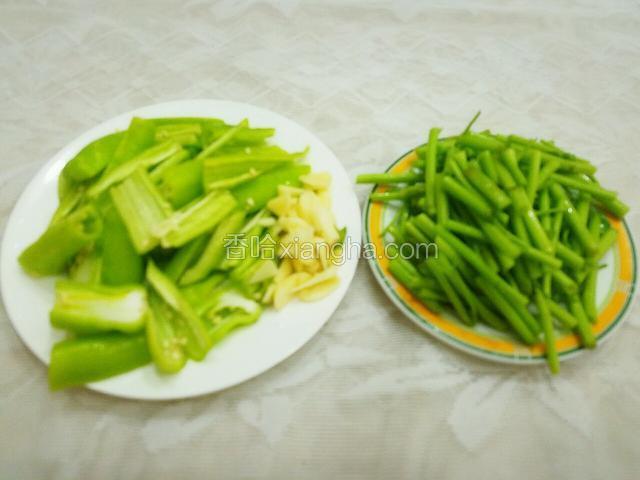 将青椒和空心菜杆切成6厘米左右的段，大蒜切碎。