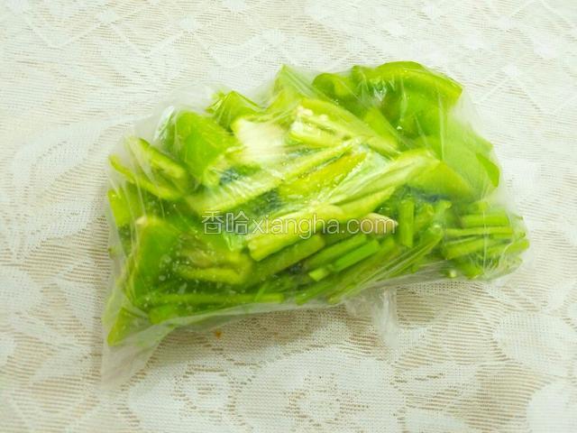 切好后用保鲜袋装好。