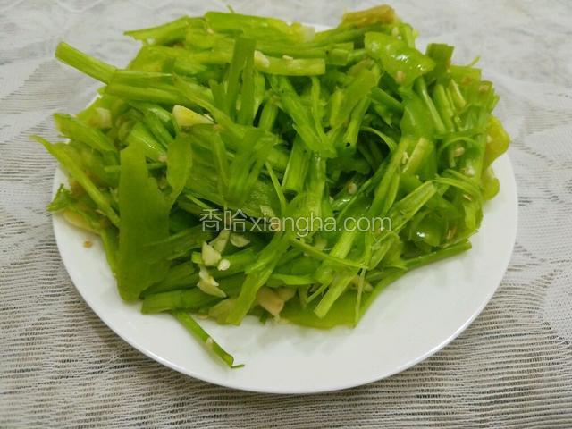 碾压好的青椒和空心菜杆从保鲜袋里倒出来