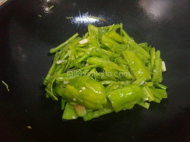 开大火，将锅烧热，放入油，油热后放入碾压好的菜进行翻炒。