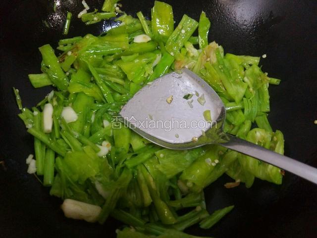 翻炒的过程中，放入盐和豆豉后用铲子将菜进行碾压。
