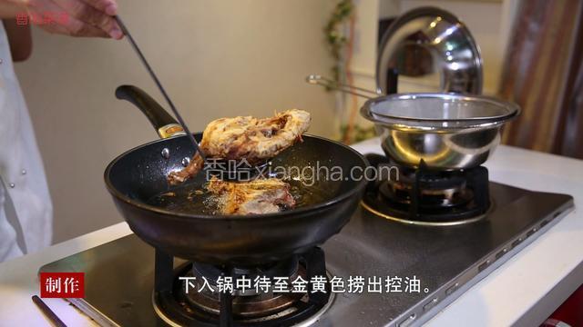 待锅烧热后下油300克左右，转大火烧至五六成热时，把鸭腿放入糊中沾匀淀粉下入锅中，炸至金黄色时捞出控油