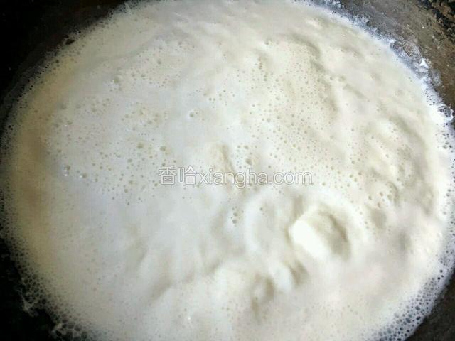 牛奶烧开了，这个牛奶还有奶皮，好牛奶。