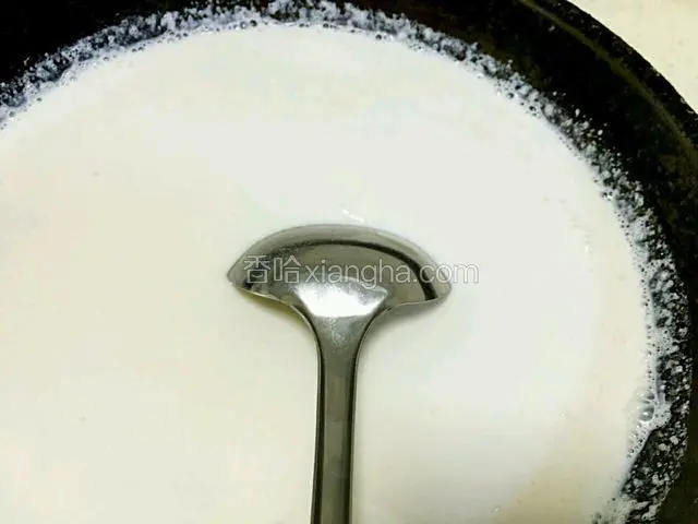 用勺子把牛奶和引子搅拌均匀。