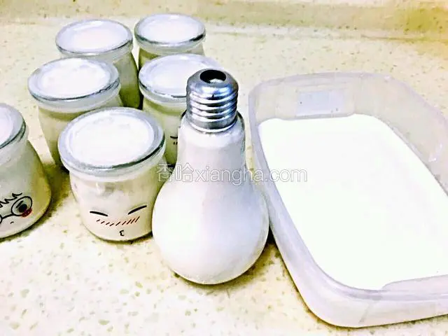 放入提前准备好的干净容器和瓶子里，盖好盖子发酵一天一夜，就基本可以吃了，不过因为没有放糖口感有些酸，吃的时候自己加入白

沙糖就可以。