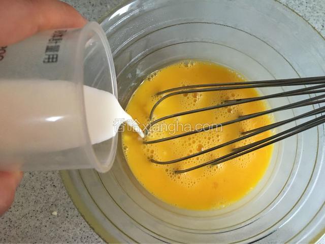 鸡蛋打入容器中，加入盐和黑胡椒调味，再加入牛奶混合搅拌均匀！