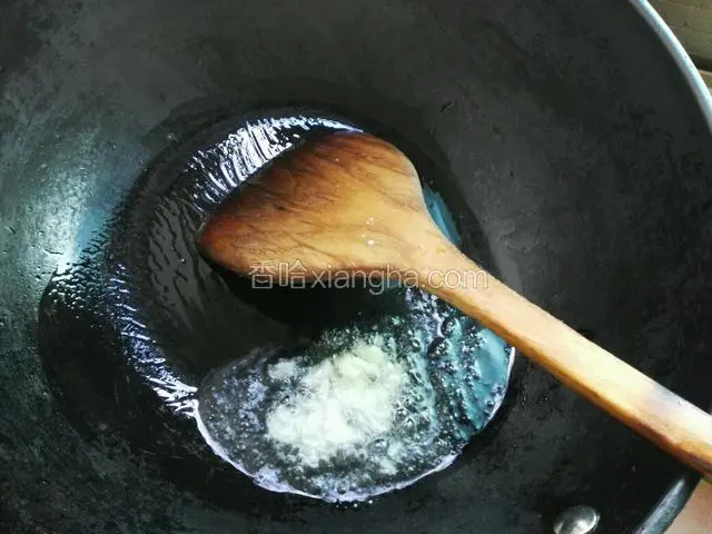 锅里热油，爆香蒜末