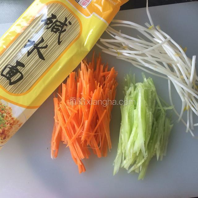 准备材料如下，红萝卜黄瓜切丝，红萝卜和绿豆芽另起锅烧水烫一下！