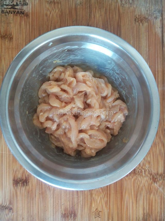 鸡肉洗净切条，用料酒，蚝油，胡椒粉，淀粉抓均匀，腌制半小时