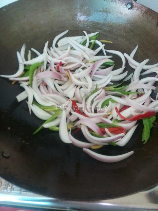 倒入青红椒，加洋葱一起翻炒