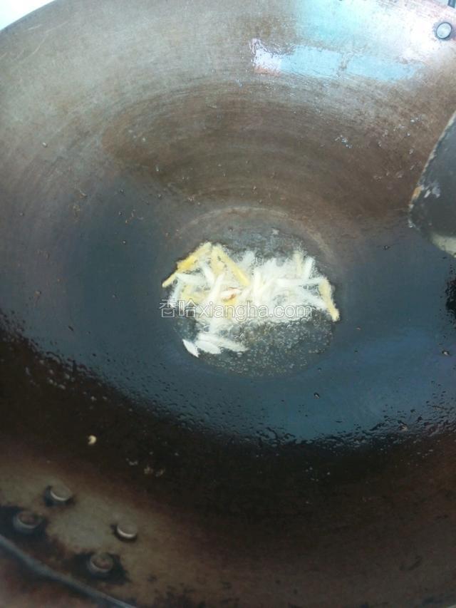 再加少许油，爆香蒜姜