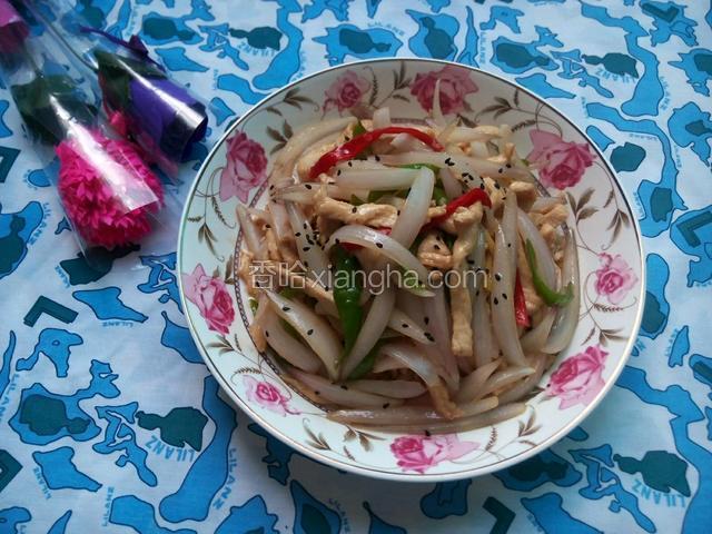 炒匀，撒入黑芝麻点赞。