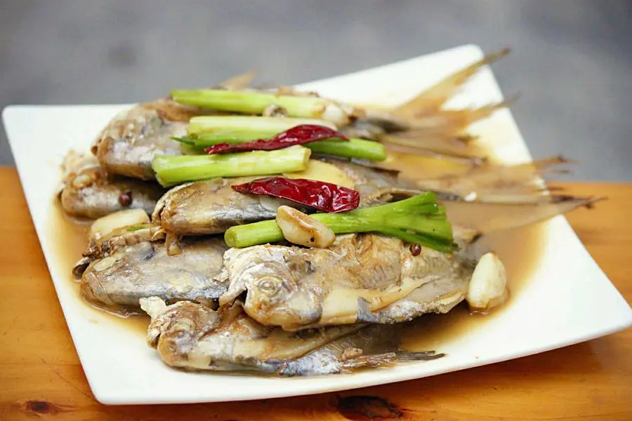 家常烧小鲳鱼