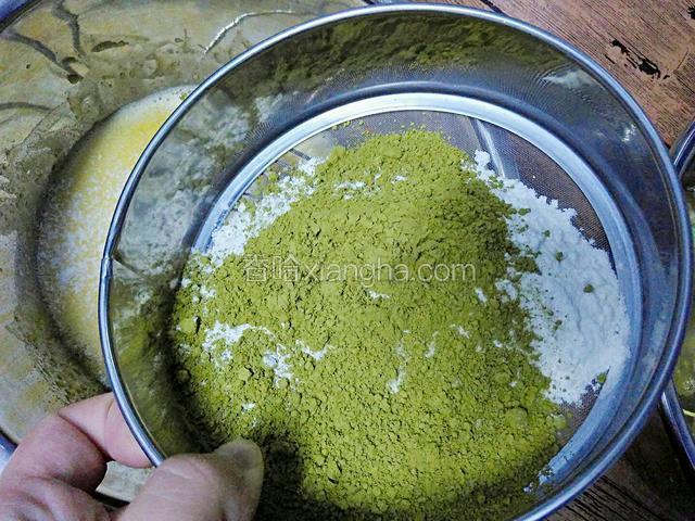 将低粉和抹茶粉过筛进去，过筛的粉不容易起面疙瘩。
