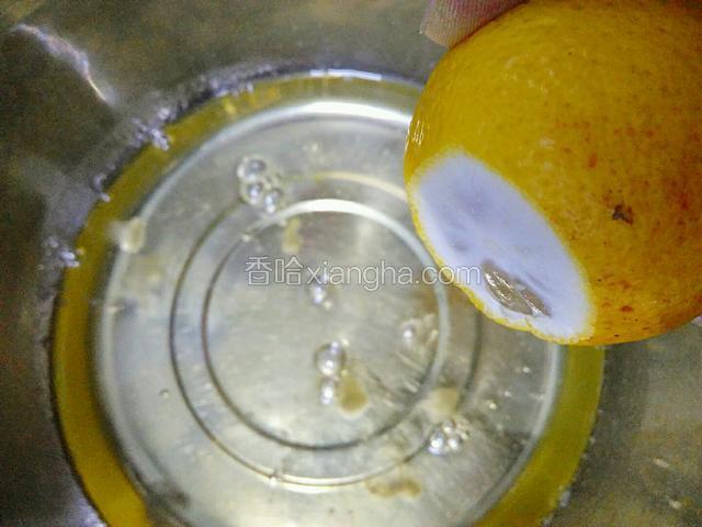 蛋清中加一片的柠檬汁，酸可以让蛋清更容易打发。