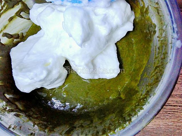 烤箱160℃预热10分钟。取一半的蛋白霜用上下翻拌的手法拌到抹茶面糊里搅拌至均匀。