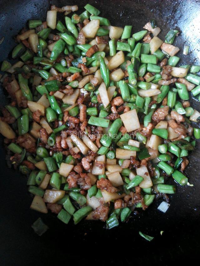 等到豆角和土豆变色就可以关火啦