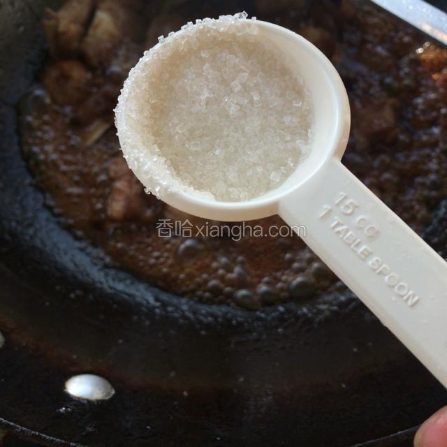 重点来了！1勺料酒 2勺生抽 3勺白糖 4勺醋  依次按顺序放进过来炒！