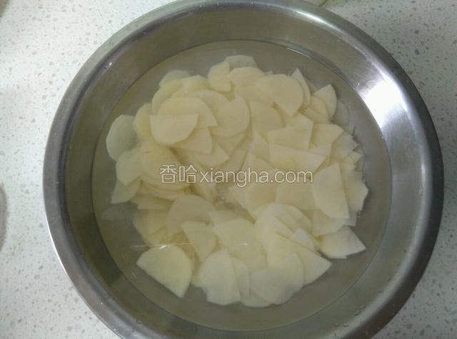 土豆切片，然后放到冷水中浸泡