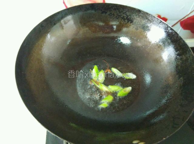 锅中放入适量油，葱花，大料炸锅，然后倒入生抽呛锅