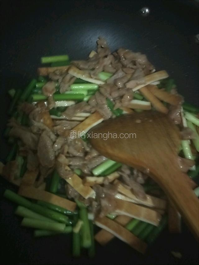 最后放入炒好的里脊肉一起翻炒均匀再加入适量鸡精