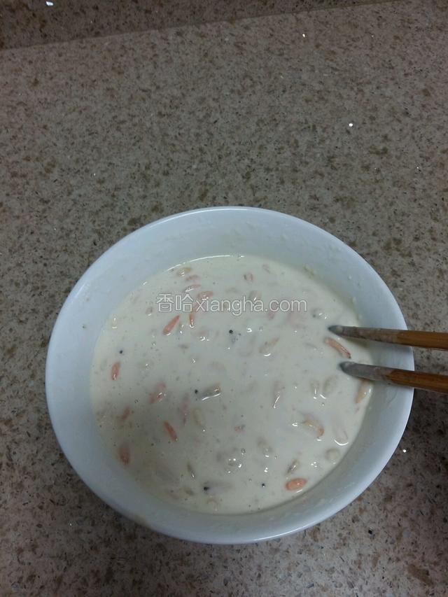 在把炒过的虾，芝麻，盐倒进面粉里加水拌成糊状备用