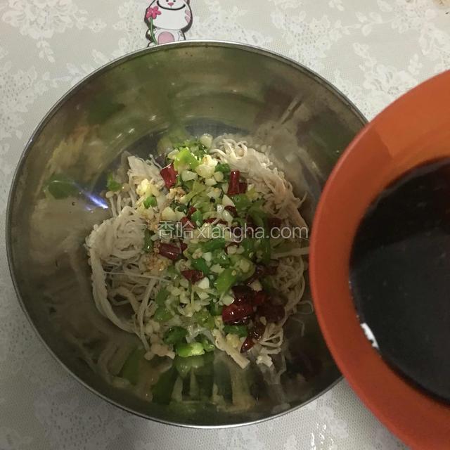 最后倒入调好的料汁